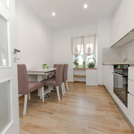 Lana - David, Center Of Apartment Split