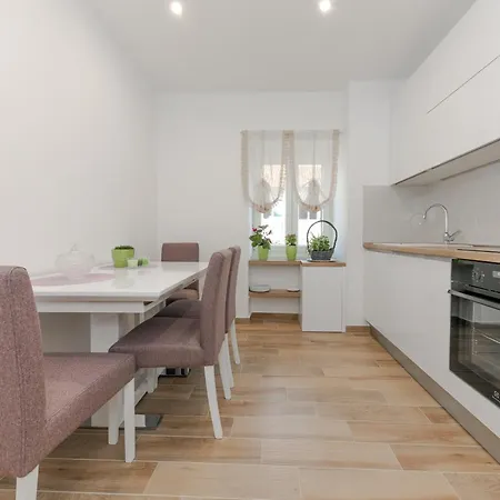 Lana - David, Center Of Apartment Split
