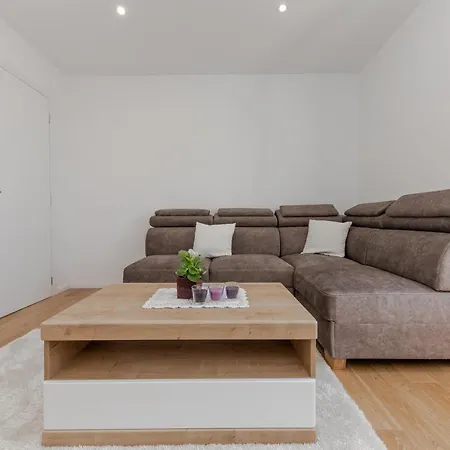 Lana - David, Center Of Apartment